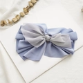 Detalle de un pasador de pelo con lazo de tela grande en degradado de azul y gris - Azul Plisado