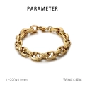 Vista de cerca de la pulsera de cadena en O bañada en oro de 18k con grabado floral - Dorado