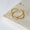 Minimalistischer Doppelring aus 18k vergoldetem Edelstahl auf Steinuntergrund - US 6 / Gold