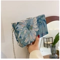 Detailansicht der floralen Jacquard-Box-Clutch mit silberner Kette und Metallschnalle - Blau