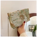 Detailaufnahme des Vintage-Jacquardstoffs mit elegantem silbernem Metallverschluss - Grün