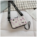 Dettaglio mini borsa rigida a valigetta bianca con stampa floreale viola e tracolla - Bianco con fiori viola