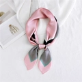 Foulard quadrato geometrico in seta rosa e grigio con finitura satinata su bianco - 70x70cm / Cornice Interna Rosa Bordo Rosa