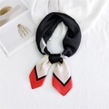 Elegante foulard di seta 70cm con classico design color block rosso, nero e bianco - 70x70cm / Cornice Interna Nera Bordo Rosso
