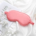 Schlafmaske aus rosa Seidenimitat mit elastischem Band auf luxuriösem Hintergrund - Wassermelonenrote Augenmaske