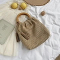 Sac à main en paille tressée avec poignées rondes en bois et détails de glands stylés - Kaki
