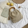 Sac à main en paille tressée beige avec anse ronde en bois et pompon sur tissu - Khaki Clair