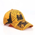 Détail d'une casquette de baseball jaune avec imprimé journal vintage et structure six pans - Réglable / Jaune
