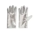 Detalle de los guantes de cuero sintético plateado con acabado metálico brillante - Plateado
