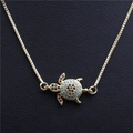 Collana con ciondolo a tartaruga dorata con zirconi colorati su pelle nera - Rosso Blu Nero Tartaruga in Zirconia Multicolore