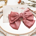 Pince à cheveux noeud en satin rose poudré vintage avec ruban multicouche sur plateau miroir - Rose foncé