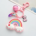 Portachiavi rosa con arcobaleno, campanellino e catena colorata su sfondo bianco - Arcobaleno Campanello Catena