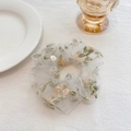 Chouchou en tulle blanc orné de broderies fleurs roses et de feuilles vertes - Chouchou blanc