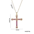 Hip hop gouden kruisketting met paarse stenen en afmetingen van 45x32mm - Rozerode Zirkonia