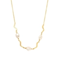 Dettaglio della collana a catena dorata con tre perle barocche e maglie testurizzate - Oro #5 Catena di Perle Barocche