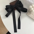 Pasador para el pelo con lazo grande de satén negro y cintas largas en fondo elegante - Clip de resorte con lazo negro
