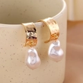 Französische Vintage-Ohrringe, goldene Hammerschlag-Optik mit Barockperlen - Barockperle