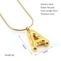 Dettaglio del ciondolo lettera A in acciaio inossidabile placcato oro 18k con specifiche - Lettera A / Oro