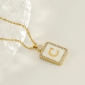 Vista macro del colgante cuadrado chapado en oro 18K con letra C e incrustación - Letra C / Dorado
