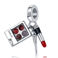 Detail von Make-up-Anhängern aus Silber mit Lidschatten, Lippenstift und Pinseln - Kosmetikpalette 3-teiliger Charm