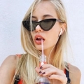 Κλασικά μαύρα γυαλιά ηλίου cat-eye με μικρό σκελετό, φορεμένα από μοντέλο σε φυσικό φωτισμό - Μαύρος Σκελετός Γκρι Φακός