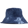 Detailansicht eines Fischerhuts mit tiefblauer Tie-Dye-Optik und Sternenmuster - Verstellbar / Dunkelblau Sternenhimmel Batiken