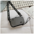 Dettaglio mini borsa a tracolla a valigia argento con cinturino in nylon Forever Young - Grigio chiaro