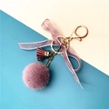 Roze nepbonte pom-pom sleutelhanger met kanten strik en gouden metalen karabijnhaak - Paars