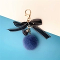 Donkerblauwe pluizige pompon sleutelhanger met gestipte strik en gouden haak - Haze Blauw