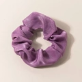 Primo piano di un elastico in raso viola con pieghe eleganti e una finitura setosa lucida - Scrunchie Viola
