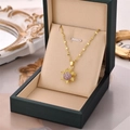 Collar de copo de nieve dorado con circonitas púrpuras en una caja de joyería de terciopelo - Oro Circonita Violeta