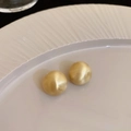 Matte goldene Halbkugel-Ohrstecker mit gebürsteter Metalltextur auf weißem Teller - 3# 925 Sterling Silber Ohrstecker - Mattgold - Echt vergoldete Halbkugel