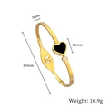 Dettaglio del bracciale a cuore dorato con diametro interno di 62 mm e larghezza di 3 mm - Stile Cuore Nero Zircone Acciaio Inossidabile / Oro