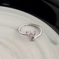 Primer plano de anillo de plata con circonita rosa en forma de corazón y diseño hueco - Anillo de Corazón Calado con Diamantes (J0518)