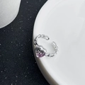 Primer plano de anillo de circón morado con forma de corazón y banda de cadena plateada - Anillo de Corazón de Circonita Púrpura (J0528A)