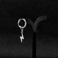 Detailopname van een zilveren bliksem hanger aan een roestvrijstalen oorring voor dames - Roestvrijstalen Bliksemflits-Gepierceerde Ring (1 Stuk)