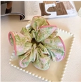 Set de coleteros de tela con flores en rosa y verde sobre plato blanco decorativo - Floral Grande/Con Etiqueta IKOREA / Floral Verde-Rosa