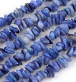 Nahaufnahme von blauen Naturschalenperlen für DIY-Schmuckherstellung und Halsketten - Blaue Muschelsplitter