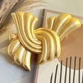 Macro della spilla a nodo dorato opaco con elegante texture scolpita e finitura pregiata - Stile Nodo Oro Opaco (Stile Incrociato 4.8cm)
