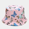 Dettaglio delle stampe di farfalle colorate sul cappello a secchiello in cotone rosa - M (56-58cm) / Rosa