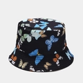Dettaglio delle stampe di farfalle colorate su un cappello alla pescatora nero - M (56-58cm) / Nero