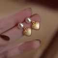 Pendientes de corazón en oro cepillado con perlas de agua dulce blancas de cerca - Stud aretes / Dorado
