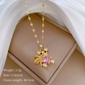 Detalle del collar de oso con cristal de corazón rosa y medidas sobre fondo de seda - Oso con Bufanda y Corazón Rosa (C512)
