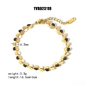 Dettaglio del bracciale a cuore placcato oro 18K con smalto e chiusura a moschettone - Stile Cuore Dorato con Smalto Nero e Bianco (YYB023119)