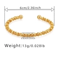 Detailansicht des goldenen unregelmäßigen Manschettenarmbands mit Größen- und Gewichtsangaben - Körnige Textur