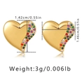 Vista macro de dimensiones de pendientes de corazón con circonitas de colores y oro - Oro de 18K