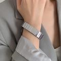Bracciale in argento stile cinturino d'orologio indossato con un abito grigio elegante - Argento