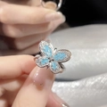 Silberner Schmetterlingsring mit blauer Emaille und Kristallen in der Hand - Silber Blau Glasierter Schmetterling