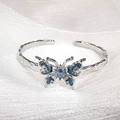 Bracciale aperto farfalla smalto blu con pietra marquise e cristalli scintillanti su stoffa bianca - Bracciale a Farfalla (JZ3287)