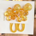 Detalle de gomas para el pelo de camelia amarilla con cuentas de purpurina - Amarillo
